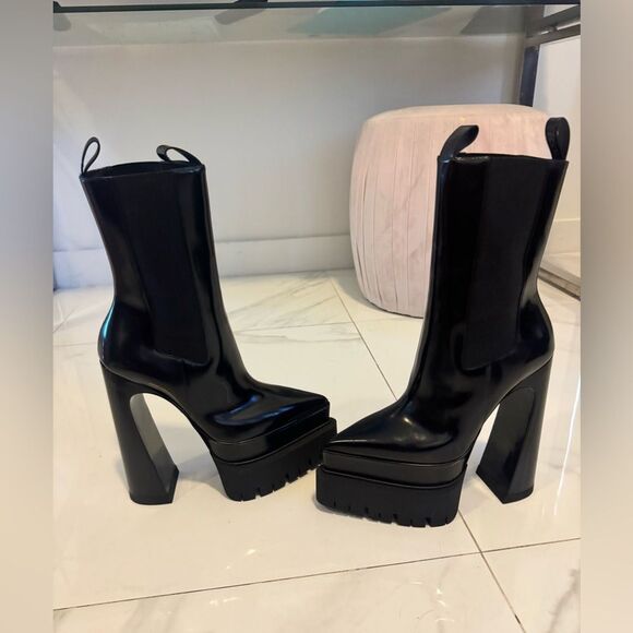 Brand new!! Versace - Aevitas Pointy leather platform ankle boots - Picture 9 of 16